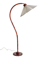 Golvlampa Markslöjd svanhalsmodell med böjbar arm och vit plisserad skärm, mahognybetsad bok, sent 1900-tal