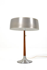 Bordslampa  av Svend Aage Holm Sørensen för ASEA, 1960tal. Denna lampa har en elegant och stilren design, tillverkad av borstad aluminium och teak. Lampans skärm har lite bruksslitage.