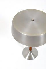 Bordslampa  av Svend Aage Holm Sørensen för ASEA, 1960tal. Denna lampa har en elegant och stilren design, tillverkad av borstad aluminium och teak. Lampans skärm har lite bruksslitage.