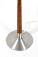 Bordslampa  av Svend Aage Holm Sørensen för ASEA, 1960tal. Denna lampa har en elegant och stilren design, tillverkad av borstad aluminium och teak. Lampans skärm har lite bruksslitage.