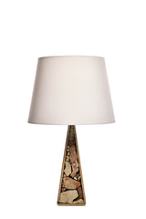 Bordslampa tillverkad av en fossil stenbas med ett invecklat mosaikmönster i olika nyanser av brunt och svart. Dess pyramidformade design ger en touch av modern stil till alla rum.