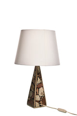 Bordslampa tillverkad av en fossil stenbas med ett invecklat mosaikmönster i olika nyanser av brunt och svart. Dess pyramidformade design ger en touch av modern stil till alla rum.