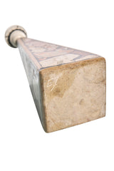 Bordslampa tillverkad av en fossil stenbas med ett invecklat mosaikmönster i olika nyanser av brunt och svart. Dess pyramidformade design ger en touch av modern stil till alla rum.