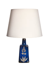 Bordslampa med blå glasyr och intarsia av botaniska motivet i silver på framsidan.