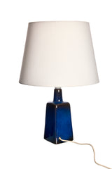 Bordslampa med blå glasyr och intarsia av botaniska motivet i silver på framsidan.