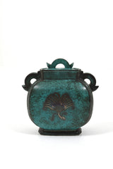 Urna med lock av Wilhelm Kåge för Gustavsberg. Urnan och locket är glaserade i grönt med silverdetaljer.