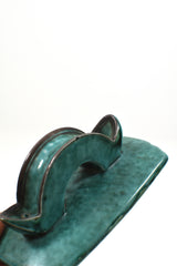 Urna med lock av Wilhelm Kåge för Gustavsberg. Urnan och locket är glaserade i grönt med silverdetaljer.