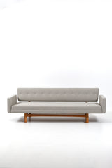 Mid-century modern soffa i grått tyg med träunderrede, modell “New York” designad av Edward Wormley för Dunbar, 1950-tal