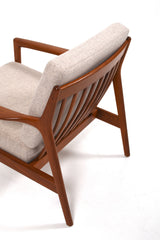 Vintage fåtöljer Usa-75 av Folke Ohlsson för Dux. Stomme i brunt träslag teak med kuddar klädda i beigt ulltyg.