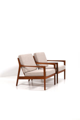 Vintage fåtöljer Usa-75 av Folke Ohlsson för Dux. Stomme i brunt träslag teak med kuddar klädda i beigt ulltyg.