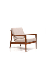 Vintage fåtöljer Usa-75 av Folke Ohlsson för Dux. Stomme i brunt träslag teak med kuddar klädda i beigt ulltyg.