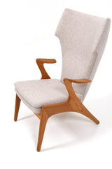 Fåtölj av Kurt Østervig, ram i oljad ek och sittdyna klädd i beigt ulltyg.