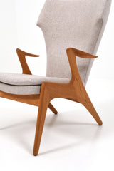 Fåtölj av Kurt Østervig, ram i oljad ek och sittdyna klädd i beigt ulltyg.