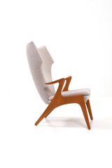 Fåtölj av Kurt Østervig, ram i oljad ek och sittdyna klädd i beigt ulltyg.