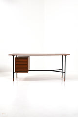 Ovanlig skrivbord "H-55" av Åke Hassbjer i teak och stål underrede, 1950tal
