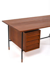 Ovanlig skrivbord "H-55" av Åke Hassbjer i teak och stål underrede, 1950tal