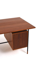 Ovanlig skrivbord "H-55" av Åke Hassbjer i teak och stål underrede, 1950tal