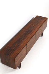 Ib Kofod-Larsen sideboard i jakaranda. Långt sideboard i brunt trä med fyra vackra ben som underrede.
