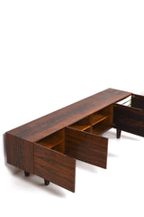 Ib Kofod-Larsen sideboard i jakaranda. Långt sideboard i brunt trä med fyra vackra ben som underrede.