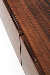 Ib Kofod-Larsen sideboard i jakaranda. Långt sideboard i brunt trä med fyra vackra ben som underrede.