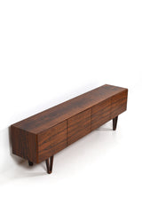 Ib Kofod-Larsen sideboard i jakaranda. Långt sideboard i brunt trä med fyra vackra ben som underrede.