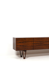 Ib Kofod-Larsen sideboard i jakaranda. Långt sideboard i brunt trä med fyra vackra ben som underrede.