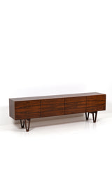 Ib Kofod-Larsen sideboard i jakaranda. Långt sideboard i brunt trä med fyra vackra ben som underrede.