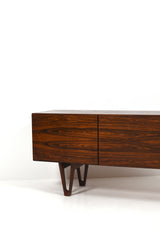 Ib Kofod-Larsen sideboard i jakaranda. Långt sideboard i brunt trä med fyra vackra ben som underrede.