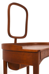 Skrivbord Sminkbord av mahogny med spegel och tre lådor.