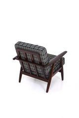 Fåtölj i brunt trä med dynor i rutigt tyg. Fåtölj GE-240 "Cigarren" av Hans J. Wegner för Getama