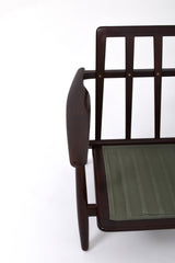 Fåtölj i brunt trä med dynor i rutigt tyg. Fåtölj GE-240 "Cigarren" av Hans J. Wegner för Getama