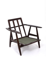 Fåtölj i brunt trä med dynor i rutigt tyg. Fåtölj GE-240 "Cigarren" av Hans J. Wegner för Getama