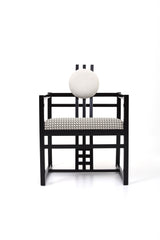 Svart fåtölj rutigt tyg beigt ulltyg konstverk