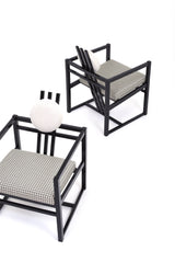 Svart fåtölj rutigt tyg beigt ulltyg konstverk