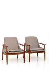 Fåtöljer med stomme i teak och klädda med mörkbeige ulltyg.  Designer Arne Vodder