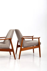 Fåtöljer med stomme i teak och klädda med mörkbeige ulltyg.  Designer Arne Vodder