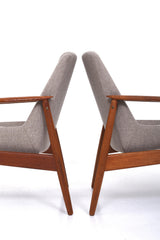 Fåtöljer med stomme i teak och klädda med mörkbeige ulltyg.  Designer Arne Vodder