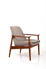 Fåtöljer med stomme i teak och klädda med mörkbeige ulltyg.  Designer Arne Vodder
