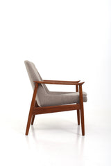 Fåtöljer med stomme i teak och klädda med mörkbeige ulltyg.  Designer Arne Vodder