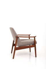 Fåtöljer med stomme i teak och klädda med mörkbeige ulltyg.  Designer Arne Vodder