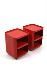 Rullhurtsar i röd plast på hjul.