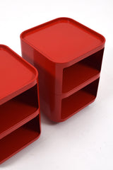 Rullhurtsar i röd plast på hjul.