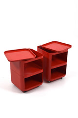 Rullhurtsar i röd plast på hjul.