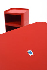 Rullhurtsar i röd plast på hjul.