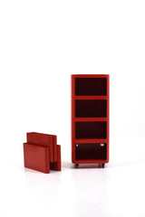 Rullhurtsar i röd plast på hjul.