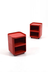 Rullhurtsar i röd plast på hjul.