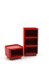 Rullhurtsar i röd plast på hjul.