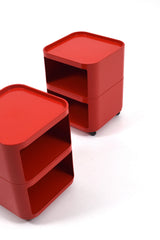 Rullhurtsar i röd plast på hjul.