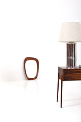 Spegel i brunt teak organiska former med hantverks detaljer