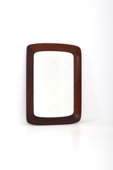 Spegel med brunt trä ram
